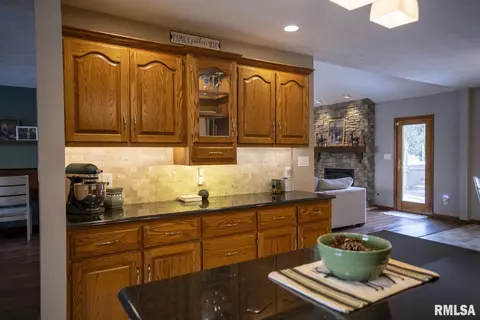 Kitchen - 35545 Route 111 Hwy, Modesto, IL 62667 photo 6 of 7