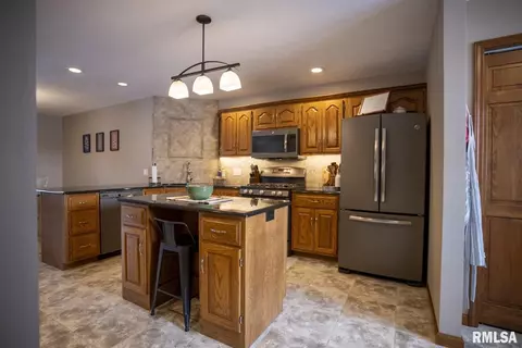 Kitchen - 35545 Route 111 Hwy, Modesto, IL 62667 photo 5 of 7
