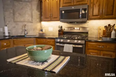 Kitchen - 35545 Route 111 Hwy, Modesto, IL 62667 photo 4 of 7