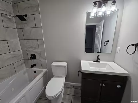 Bath - 1832 N 20th St, Springfield, IL 62702 photo 5 of 5