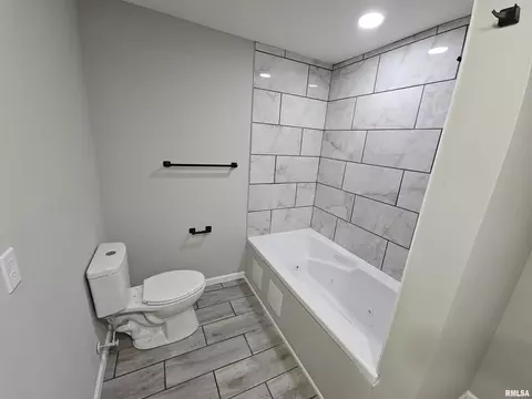 Bath - 1832 N 20th St, Springfield, IL 62702 photo 2 of 5