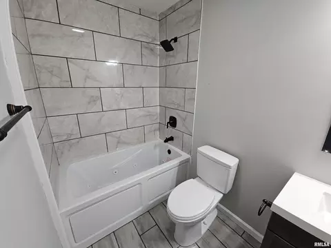 Bath - 1832 N 20th St, Springfield, IL 62702 photo 4 of 5