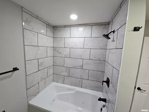 Bath - 1832 N 20th St, Springfield, IL 62702 photo 3 of 5