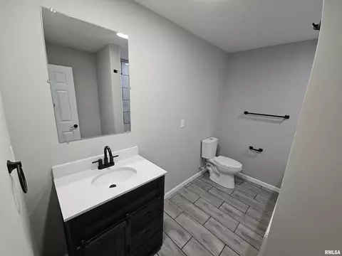 Bath - 1832 N 20th St, Springfield, IL 62702 photo 1 of 5