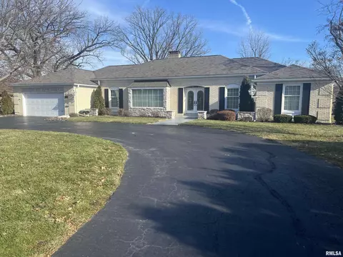 737 S 24th St, Quincy, IL 62301