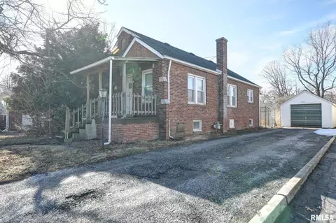 707 N Webster St, Taylorville, IL 62568