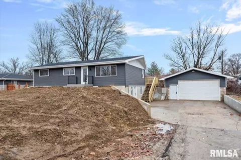 10 Lake Knolls Dr, Chatham, IL 62629