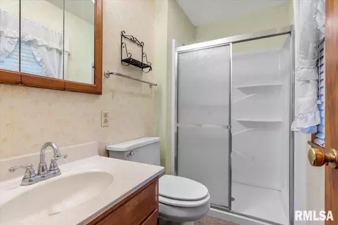 Bath - 2101 Blackhawk Ave, Springfield, IL 62702 photo 2 of 2