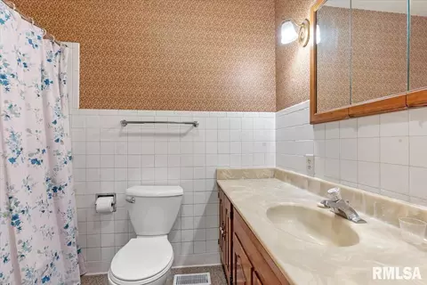 Bath - 2101 Blackhawk Ave, Springfield, IL 62702 photo 1 of 2