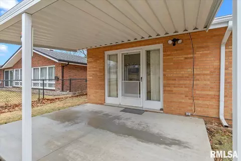 Exterior - 2101 Blackhawk Ave, Springfield, IL 62702 photo 2 of 4