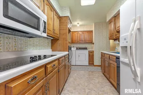 Kitchen - 2101 Blackhawk Ave, Springfield, IL 62702 photo 1 of 2