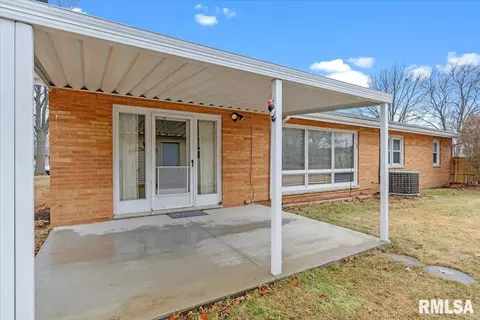 Exterior - 2101 Blackhawk Ave, Springfield, IL 62702 photo 1 of 4