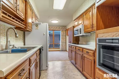 Kitchen - 2101 Blackhawk Ave, Springfield, IL 62702 photo 2 of 2