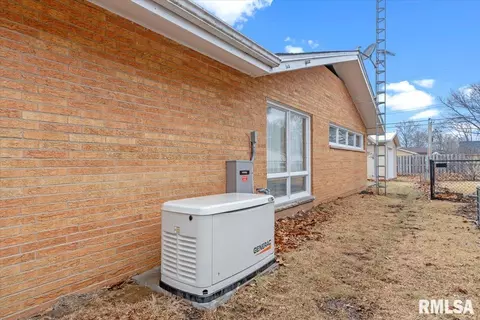 Exterior - 2101 Blackhawk Ave, Springfield, IL 62702 photo 3 of 4