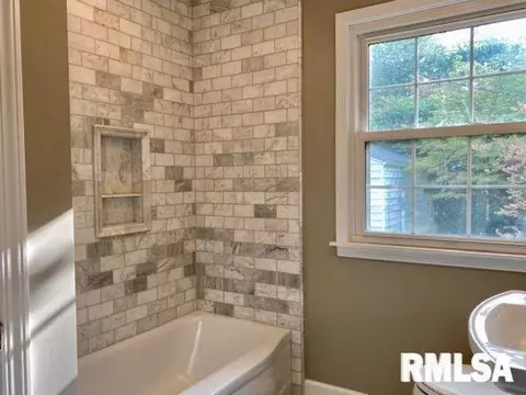 Bath - 1916 Hamilton Ct, Springfield, IL 62704 photo 2 of 3