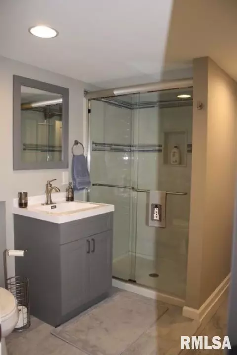 Bath - 1916 Hamilton Ct, Springfield, IL 62704 photo 3 of 3