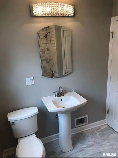 Bath - 1916 Hamilton Ct, Springfield, IL 62704 photo 1 of 3