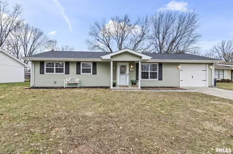 733 Woodland Dr, Chatham, IL 62629