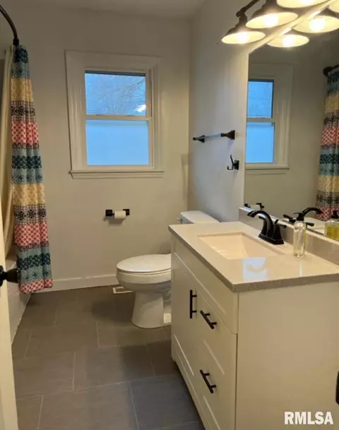 Bath - 6 Monica Ln, Springfield, IL 62702 photo 1 of 2