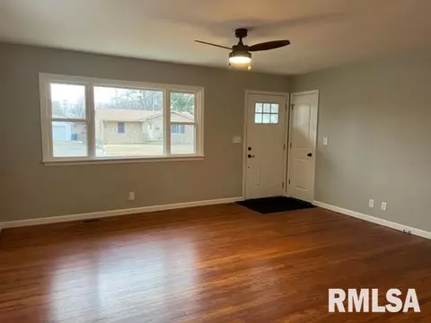 Living - 6 Monica Ln, Springfield, IL 62702 photo 2 of 3