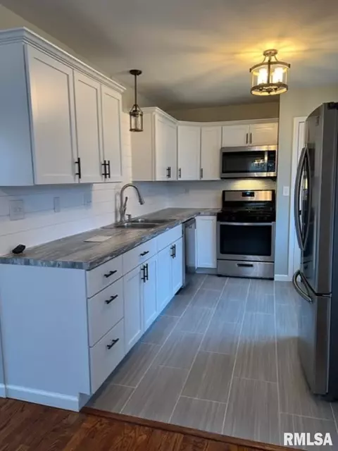 Kitchen - 6 Monica Ln, Springfield, IL 62702 photo 2 of 2