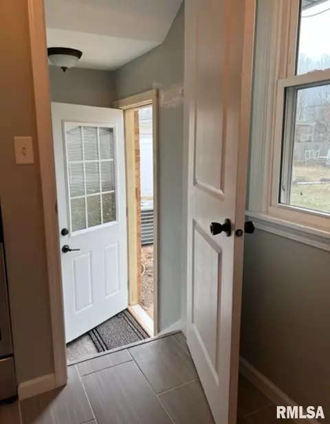 Entry Way - 6 Monica Ln, Springfield, IL 62702 photo 1 of 2