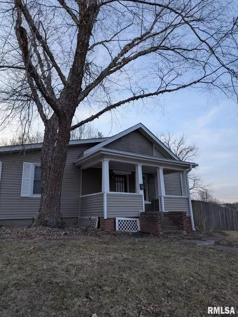 621 Old Salem Rd, Petersburg, IL 62675