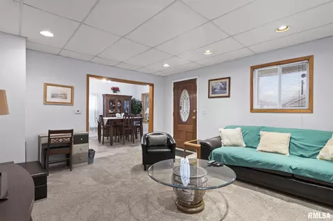 Living - 2012 S Pasfield St, Springfield, IL 62704 photo 3 of 4