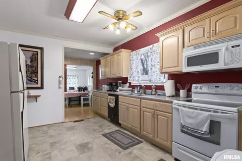 Kitchen - 2012 S Pasfield St, Springfield, IL 62704 photo 4 of 4