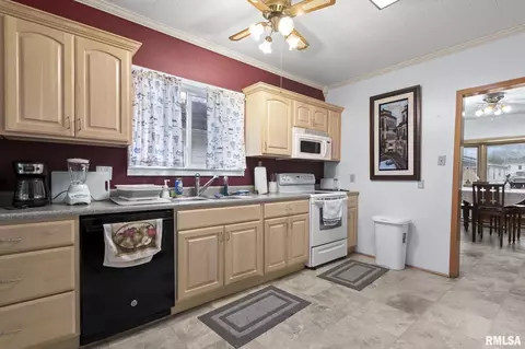 Kitchen - 2012 S Pasfield St, Springfield, IL 62704 photo 1 of 4