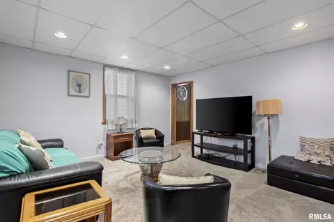 Living - 2012 S Pasfield St, Springfield, IL 62704 photo 4 of 4