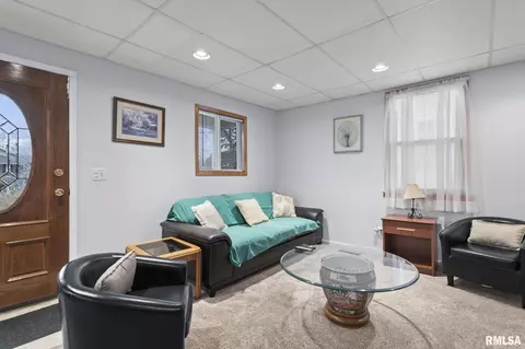 Living - 2012 S Pasfield St, Springfield, IL 62704 photo 1 of 4