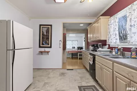 Kitchen - 2012 S Pasfield St, Springfield, IL 62704 photo 3 of 4