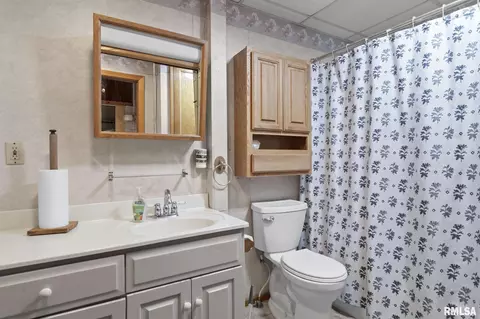Bath - 2012 S Pasfield St, Springfield, IL 62704 photo 1 of 1