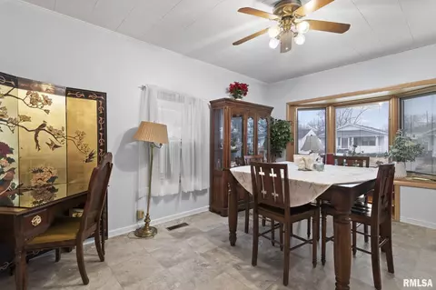 Dining - 2012 S Pasfield St, Springfield, IL 62704 photo 1 of 4