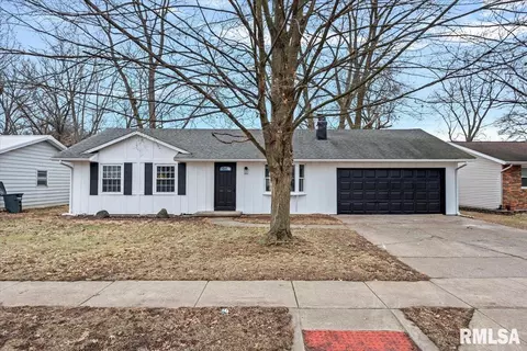 16 Powell St, Riverton, IL 62561