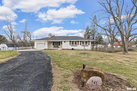 41 Crestview Dr, Chatham, IL 62629