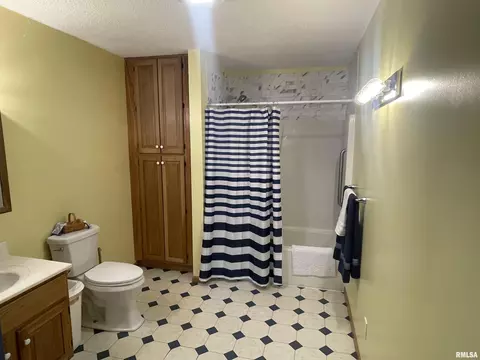 Bath - 2300 N 3rd St, Springfield, IL 62702 photo 1 of 2