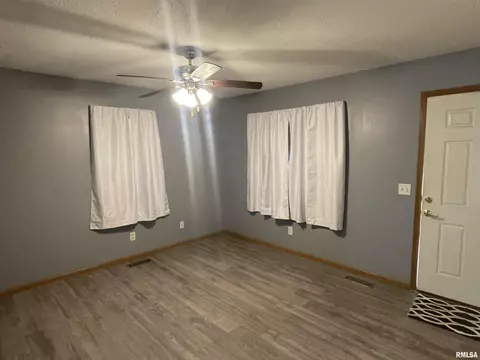 Living - 2300 N 3rd St, Springfield, IL 62702 photo 2 of 3