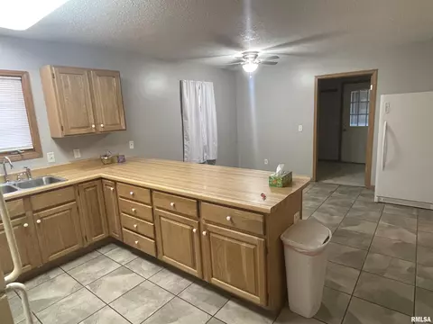 Kitchen - 2300 N 3rd St, Springfield, IL 62702 photo 2 of 4