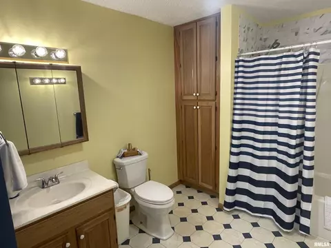 Bath - 2300 N 3rd St, Springfield, IL 62702 photo 2 of 2