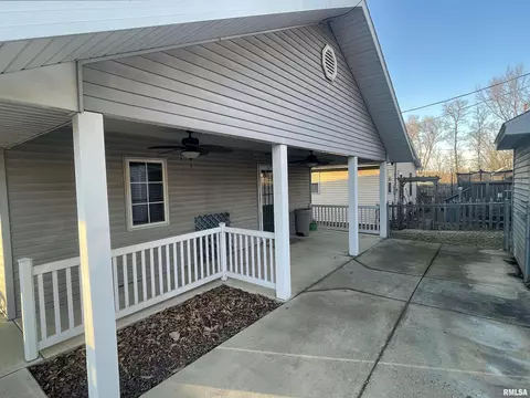 Exterior - 2300 N 3rd St, Springfield, IL 62702 photo 2 of 3