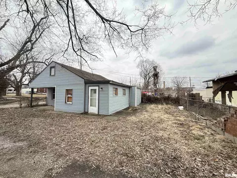 Exterior - 916 W Maple Ave N, Springfield, IL 62702 photo 2 of 2