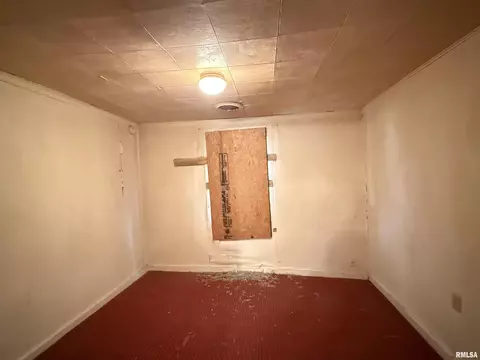 Bedroom - 916 W Maple Ave N, Springfield, IL 62702 photo 2 of 2