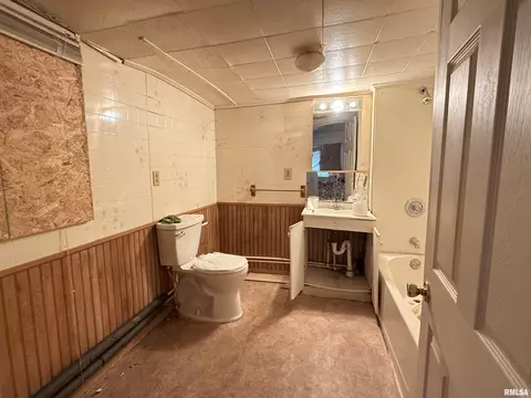 Bath - 916 W Maple Ave N, Springfield, IL 62702 photo 1 of 2