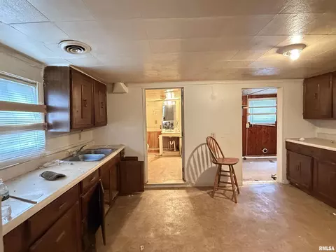 Entry Way - 916 W Maple Ave N, Springfield, IL 62702 photo 1 of 3