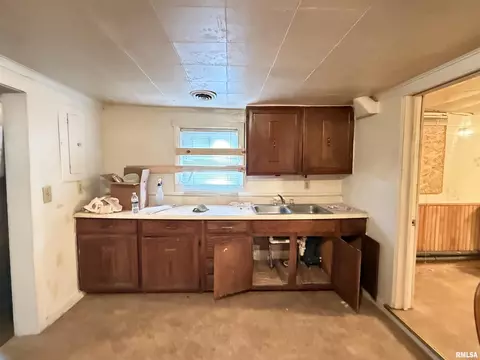 Kitchen - 916 W Maple Ave N, Springfield, IL 62702 photo 1 of 1