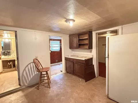 Entry Way - 916 W Maple Ave N, Springfield, IL 62702 photo 2 of 3