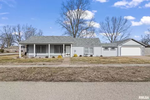 403 E Chestnut St, Chatham, IL 62629