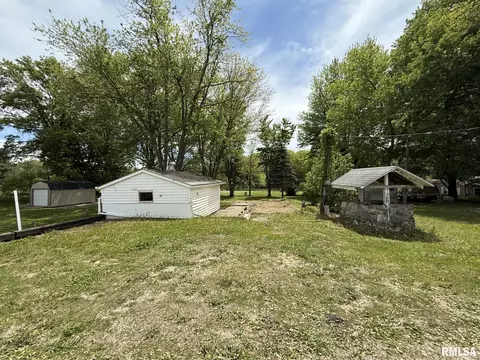 13 Lake Warren Dr, Monmouth, IL 61462